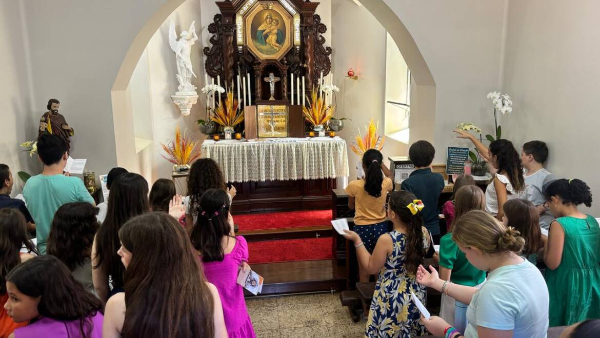 Na Escola de Maria nossa Mãe e Rainha prepara os corações para receber Jesus!